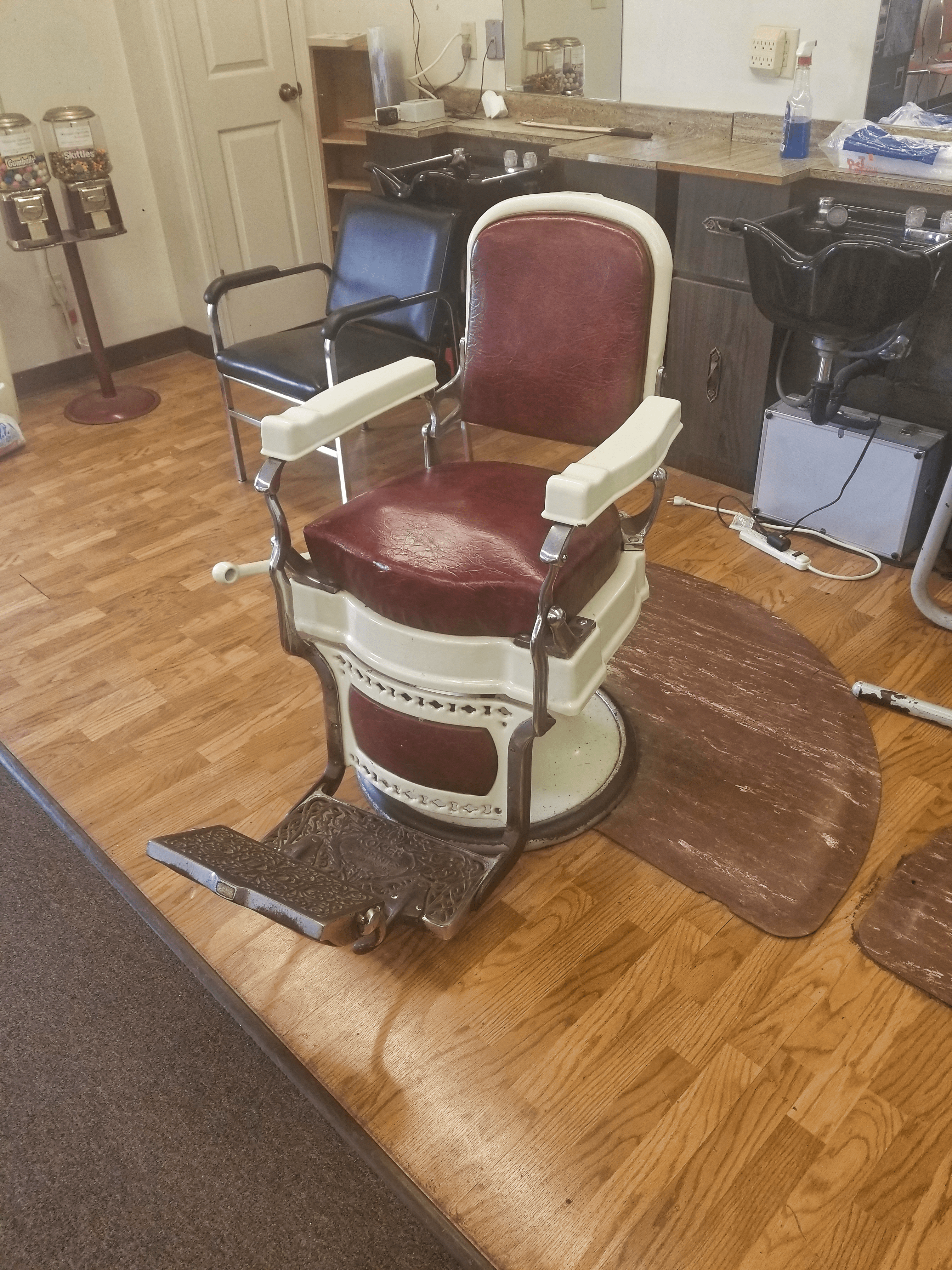 Rich cuts barbershop (3) Barberchair inside richc ut's barbershop
